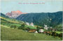 Tiers im Tiersertal, Gbz. und Bzk. Bozen, Gefürst. Grafsch. Tirol (heute Südtirol) mit Pfarrkirche zum Hl. Georg und die Rosengartengruppe der Dolomiten von Nordwesten. Photochromdruck 9 x 14 cm; Impressum: Joh F. Amonn 1906.  Inv.-Nr. vu914pcd00255
