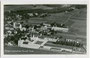 Areal der ehem. Kundler Brauerei (gegr. 1658, danach wechselnde Besitzer, eingestellt 1949) im Ansitz Hocholtingen, heute der Sandoz GmbH in Kundl zugehörig. Gelatinesilberabzug 9 x 14 cm; Luftaufnahme von 1937.  Inv.-Nr. vu914gs00410