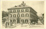 Barocker Gasthof „Zur Post“ in Waidring, Bezirk Kitzbühel, Tirol (1772 kehrte W.A. Mozart hier ein). Autotypie 9 x 14 cm nach Original eines anonymen Künstlers. Impressum: Illustr. Prospekt- und Kartenverlag Salzburg um 1925.  Inv.-Nr. vu914at00003