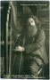 Harfinist und Bassist Martin Heigl in der Weinstube "Schicketanz Batzenhäusl", Römerhofgasse 1, Kufstein, Tirol.  Gelatinesilberabzug 9 x 14 cm; Impressum unleserlich um 1910.  Inv.-Nr. vu914gs01134