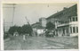 Endhaltestelle der Lokalbahn Innsbruck-Hall in Tirol (li.), Gasthof "Bretze" mit Postautohaltestelle (re.) am ehem. Franz-Josef-Platz. Gelatinesilberabzug 9 x 14 cm; Impressum: Otto Schuricht, Hall i.T., postalisch gelaufen 1933.  Inv.-Nr. vu914gs00542