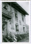 Beim denkmalgeschützten Vögeler-Hof in Gänsetrater, Gde Navis in dem bei Matrei östlich vom Wipptal abzweigenden Navistal. Gelatinesilberabzug 7 x 10 cm ohne Urhebernachweis um 1960 (wohl Amateuraufnahme). Inv.-Nr. vu710gs00002