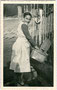 Auswaschen eines Milchsechters am Brunnentrog nach dem Melken auf einem Bauernhof in einem westösterreichischen Bundesland. Gelatinesilberabzug 9 x 14 cm ohne Urhebernachweis (wohl Amateuraufnahme) um 1940.  Inv.-Nr. vu914gs00696