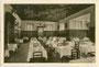 Speisesaal im Hotel „Villa Auffinger“ in Meran, Freiheitsstr. 141; 1898 von Ludwig Auffinger aus Schwaz als Dependance vom Hotel „Tirolerhof“, Freiheitsstr. 137-139 errichtet. Offsetdruck 10 x 15 cm o. Urhebernachweis um 1930.  Inv.-Nr. vu105od00001