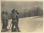 Filmstab mit Walter Riml (1905 Innsbruck – 1994 Steinach i.T.) - rechts vorne - bei nicht bezeichneten Dreharbeiten in winterlicher Berglandschaft. Gelatinesilberabzug 9 x 12 cm (wohl Amateuraufnahme).  Inv.-Nr. vu912gs00020