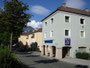 Kommunaler Wohnbau in Innsbruck, Prinz-Eugen-Straße 63 mit straßenseitig über den Gehsteig geführten Laubengang, darin Cafè "Socke" (heute Restaurant und Cafè „Das Ahorn“). Digitalphoto; © Johann G. Mairhofer 2011.  Inv.-Nr. 1DSC01678