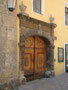 Doppelflügeliges Renaissanceportal mit Quaderwerk und in die Wand eingelassenen, kannelierten Deckelschalen über dem Architrav vom Haus Pfarrgasse Nr. 1 in der Altstadt von Innsbruck. Digitalphoto; © Johann G. Mairhofer 2016, Inv.-Nr. 2DSC04719
