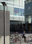 Vorplatz mit Fahrradabstellmöglichkeit vom Einkaufszentrum Sillpark in Innsbruck, Dreiheiligen-Schlachthof, Museumstraße 38. Digitalphoto; © Johann G. Mairhofer 2011.  Inv.-Nr. 1DSC02255