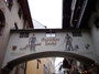 Gassenbrücke mit Gaststube vom Weinhaus AURACHER LÖCHL in Kufstein, Römerhofgasse 4. © Johann G. Mairhofer 2013. Inv.-Nr. DSC05901