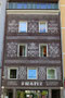 Sgraffito am Haus Graben Nr. 8, ehem. Stammsitz der Kunstweberei FRANZ (heute Michael Pacher Straße 9) in Bruneck im Pustertal, Südtirol. Digitalphoto © Johann G. Mairhofer 2016.  Inv.-Nr. 2DSC05208