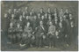 Maturaklasse vom Vinzentinum in Brixen mit einem Augustiner Chorherrn als Klassenvorstand. Gelatinesilberabzug 9 x 14 cm; Rudolf Largajolli, Kammerphotograph, Brixen 1916.  Inv.-Nr. vu914gs00294