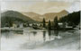 Der Krummsee mit Badeanlagen und Hotel in Kramsach, Bezirk Kufstein, Tirol von Norden. Gelatinesilberabzug 9 x 14 cm ohne Urhebernachweis, postalisch befördert 1951.  Inv.-Nr. vu914gs00747