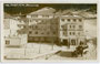 Kleinautobus Steyr XII/N, Bj. 1923 der Österr. Post beim „Alpenhotel Post“ (Arch. Hans Illmer, 1928) in Ischgl im Paznaun, Bzk. Landeck, Tirol wohl 1928. Gelatinesilberabzug 9 x 14 cm; Verlag Sepp Ritzer & Elis Braunhoft, Innsbruck.  Inv.-Nr. vu914gs00092