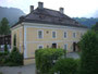 Alte Schule in Kitzbühel, Pfarrau 1 (heute Vereinsheim), ein zweigeschoßiger, spätklassizistisch-biedermeierlicher Baukörper auf rechteckigem Grundriss mit Vollwalmdach. Digitalphoto; © Johann G. Mairhofer 2015.  Inv.-Nr. 2DSC02639