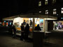 Würstelstand SIEDEPUNKT im Nordabschnitt der Maria-Theresien-Straße in Innsbruck, Innere Stadt. Digitalphoto; © Johann G. Mairhofer 2010.  Inv.-Nr. 1DSC00460