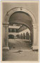 Arkadenhof der Schlandersburg in Schlanders im Vinschgau, Südtirol. Heliogravüre 9 x 14 cm; Impressum: Verlag A. Vieider um 1920.  Inv-Nr. vu914hg00023