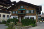 Dreigeschoßiges, fünfachsiges Wohn- und Geschäftshaus mit axialssymmetrischer Fassade, Holzverschindelung der Obergeschoße und verputztem Erdgeschoß in Kitzbühel, Wegscheidgasse 5. Digitalphoto; © Johann G. Mairhofer 2015.  2DSC03134
