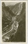 Salzbergstraße am Weißenbach im Halltal von Absam, Bzk. Innsbruck-Land, Tirol  bis zu den Herrenhäusern (Unterkunft der Salzknappen). Gelatinesilberabzug 9 x 14 cm; Aufnahme/Verlag A(lfred). Stockhammer, Hall i.T. 1925.  Inv.-Nr. vu914gs01138
