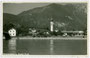 Dorfzentrum von Breitenbach am Inn mit Pfarrkirche zum Hl. Petrus gegen Pendlingzug der östlichen Brandenberger Alpen. Gelatinesilberabzug 9 x 14 cm; Aufnahme und Verlag: Foto D. Ebner, Langstraße 23, Innsbruck um 1950.  Inv.-Nr. vu914gs00086