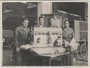 Automechaniker in Overalls einer Kraftfahrzeugwerkstätte an einem 8-Zylinder-Reihenmotor unbekannten Fabrikats. Gelatinesilberabzug 9 x 12 cm, bez.: "Mayr 1929" ohne Urhebernachweis, wohl Amateuraufnahme.  Inv.-Nr. vu912gs00010
