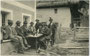 "Le Tyrol - Groupe de Guides". Bergführer in den Dolomiten beim Kartenspiel. Lichtdruck 9 x 14 cm; Impressum: Ern. Thill, Bruxelles/Brüssel, postalisch gelaufen 1916.  Inv.-Nr. vu914ld00278