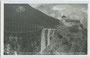 Trisannabrücke der Arlbergbahn mit "Fischbau", ein hier nächträglich angebauter Untergurt der Bogenbrücke. Gelatinesilberabzug 9x14cm; Impressum: Wilhelm Stempfle Innsbruck um 1930. Inv.-Nr. vu914gs00338