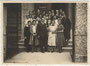 Absolventen der Lehrerbildungsanstalt (ital. istituto di formazione per insegnanti) in Trento/Trient (dat. 9. Juni 1933). Gelatinesilberabzug 9 x 12 cm; Arnaldo Valentini, Cartoleria – Articoli Fotografici, via Suffragio 5, Trento.  Inv.-Nr. vu912gs00007