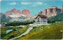 Hotel „Pordoi“ an der Dolomitenstraße in Canazei im Fassatal, Bzk. Cavalese, Gefürst. Grafsch. Tirol (1868-1919) mit Langkofel (3.178m) und Sella (3.152m). Photochromdruck 9 x 14 cm; Verlag Joh. F. Amonn, Bozen 1909.  Inv.-Nr. vu914pcd00265