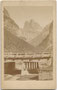 Die Drei Zinnen in den Sextner Dolomiten der Südlichen Ostalpen von der Rienzbrücke im Rienztal aus. Albuminabzug auf Untersatzkarton 10,6 x 6,6 cm (Visitformat); Impressum: Bernhard JOHANNES, Partenkirchen (Bayern) um 1877.  Inv.-Nr. vu-VIS-00267