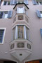 Zweigeschoßiger polygonaler Wanderker am Haus Neustadt Nr. 13 in Sterzing, Bez.gem. Wipptal, Autonome Provinz Bozen-Südtirol. © Johann G. Maihofer 2019.  Inv.-Nr. 2DSC07339