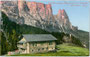 Prosslinerschwaige im Gemeindegebiet von Waidbruck, Gbz. Klausen, Bzk. Bozen, Gefürst. Grafsch. Tirol (heute Bez.gem. Eisacktal, Südtirol) und der Schlern. Photochromdruck 9 x 14 cm; Joh. F. Amonn, Bozen 1907.  Inv.-Nr. vu914pcd00232