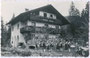 Auftritt des "TGV Schlernhexen" aus Innsbruck bei der Pension „Waldheim Hubertus“ in Brandenberg, Bezirk Kufstein, Tirol um 1950. Gelatinesilberabzug 9 x 14 cm ohne Impressum, um 1950.  Familienarchiv des Verfassers