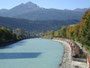 Bepflanzte Innuferverbauung mit Quader-Blocksteinmauer entlang vom Prandtauerufer in Innsbruck-Höttinger Au und die Serles (2.717 m.ü.A.) in den Stubaier Alpen von der Universitätsbrücke aus. Digitalphoto; © Johann G. Mairhofer 2014.  Inv.-Nr. 2DSC01177