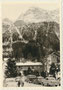 Talstation der 1926 erbauten alten Tiroler Zugspitzbahn - seit 1991 durch Neubau mit zwei 100-Personen-Kabinen betrieben - in Ehrwald, Bezirk Reutte, Tirol zur Wintersaison. Gelatinesilberabzug 7 x 10 cm, Amateuraufnahme um 1965.  Inv.-Nr. vu710gs00010