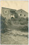 Burg Auer in Dorf Tirol, 1849 bis 1919 Bezirk und Gerichtsbezirk Meran, Gefürst. Grafsch. Tirol (heute Autonome Provinz Bozen-Südtirol, Italien), Detailansicht. Gelatinesilberabzug 9 x 14 cm; Impressum: F. PETER, Meran 1915.  Inv.-Nr. vu914gs00325
