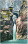 Bogenbrücke der Eggentaler Straße über den Wasserfall vom Eggentaler Bach in Karneid, Gbz. und Bzk. Bozen (heute Bez.gem. Salten-Schlern, Auton. Prov. Bozen-Südtirol). Photochromdruck 9 x 14 cm; Verlag Joh. F. Amonn, Bozen 1908.  Inv.-Nr. vu914pcd00036