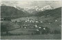 Niederolang mit Pfarrkirche zu den Heiligen Petrus und Agnes von Norden gegen die Olanger (eigentlich Pragser) Dolomiten (Hochalpspitze, Flatschkofel, Dreifingerspitze, Piz da Peres). Lichtdruck 9 x 14 cm; Impressum: Lorenz Fränzl, Bozen um 1925.  Inv.-Nr