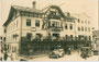 Fassade mit Glasveranda vom Gasthof „zum Bären“ in St. Johann in Tirol, Bzk. Kitzbühel, Tirol; am Vorplatz ein Roadster der Marke Chrysler Baujahr 1930. Gelatinesilberabzug 9 x 14 cm ohne Urhebernachweis um 1935.  Inv.-Nr. vu914gs01109
