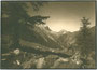 Das Schlüsseljoch, ein Südtiroler Gebirgspass 2.212 m s.l.m. im Tuxer Kamm der Zillertaler Alpen zwischen Brennerbad im Wipptal und Kematen im Pfitscher Tal. Gelatinesilberabzug 9 x 12 cm, Amateuraufnahme, datiert: 1927.  Inv.-Nr. vu912gs00013