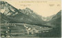 St. Vigil in Enneberg mit Monte Sella di Sennes und Piz da Peres der Pragser Dolomiten und Eisengabelspitze der Fanesgruppe. Lichtdruck 9 x 14 cm; Impressum: Fotograf J. Mair, Wattens um 1907.  Inv.-Nr. vu914ld00260
