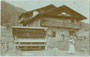 Tizian-Haus mit Bienenstock in Campo, ehem. Gde. Ampezzo (heute Cortina d'Ampezzo), Bzk. Ampezzo, Gefürst. Grafsch. Tirol (1868-1919, heute Provincia di Belluno, Regione Veneto). Aufnahme: Emil Terschak, Ampezzo um 1910.  Inv.-Nr. vu914gs01131