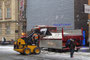 Schneeräumung durch ein Erdbewegungsunternehmen im Auftrag der Stadtverwaltung beim „Sporthaus Okay“ in Innsbruck, Innere Stadt, Maria-Theresien-Straße 47. Digitalphoto; © Johann G. Mairhofer 2011.  Inv.-Nr. 1DSC02534