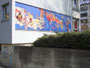 Mosaik von Prof. Inge Höck (geb. 1922) von 1973 an der Westfassade vom Kindergarten Bachlechnerstraße 26 (zust. Amt für Kinder- und Jugendbetreuung) in Höttinger Au, Stadtgemeinde Innsbruck. Digitalphoto; © Johann G. Mairhofer 2010.  Inv.-Nr. 1DSC00740