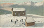 Skiläufer bei der Kaiser-Franz-Joseph-Hütte (heute Patscherkofelhaus, 1.964 m ü. A.) am Patscherkofel der Tuxer Alpen und die Nordkette. Photochromdruck 9 x 14 cm; Impressum: C.L.I. (Carl Lampe Innsbruck) 1907.  Inv.-Nr. vu914pcd00393