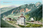 Pfarrkirche St. Valentin, Hotel "zur Post" und dessen Dependance (von hinten nach vorne) am Brennerpass (heute österreichisch-italienische Staatsgrenze). Photochromdruck 9 x 14 cm; Impressum: Johann. F. Amonn, Bozen 1907.  Inv.-Nr. vu914pcd00135