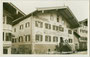 "Touristen Gasthof zum Eggerwirt A. A. Hechenberger" in Kitzbühel, Untere Gänsbachgasse 12. Gelatinesilberabzug 9 x 14 cm; Impressum: Sepp Ritzer & Ellis Braunhoff, Innsbruck um 1925.  Inv.-Nr. vu914gs01101