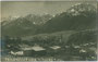 Mieders im Stubaital von Osten mit den Kalkkögeln (Bildmitte) und der Serles (rechts). Gelatinesilberabzug 9 x 14 cm ohne Impressum um 1920.  Inv.-Nr. vu914gs01025