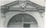 Portalaufsatz am Gebäude der Deutschordenskommende St. Georg in Weggenstein (heute Schülerheim Deutschhaus Marianum). Gelatinesilberabzug 9x14cm; Stockhammer, Hall in Tirol 1923.  Inv.-Nr. vu914gs00177.
