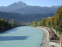 Bepflanzte Innuferverbauung mit Quader-Blocksteinmauer entlang vom Prandtauerufer in Innsbruck, Höttingerau und die Serles (2.717 m.ü.A.) in den Stubaier Alpen. Digitalphoto; © Johann G. Mairhofer 2014.  Inv.-Nr. 2DSC01177