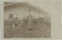 Sennerin und Besucher auf einer nicht bezeichneten Alm wohl im Raum Tirol oder Oberbayern. Gelatinesilberabzug 9 x 14 cm ohne Urhebernachweis (wohl Amateuraufnahme) um 1910.  Inv.-Nr. vu914gs00700